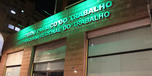 Três pessoas trabalhavam e residiam no local, que apresentava “péssimas condições de habitabilidade