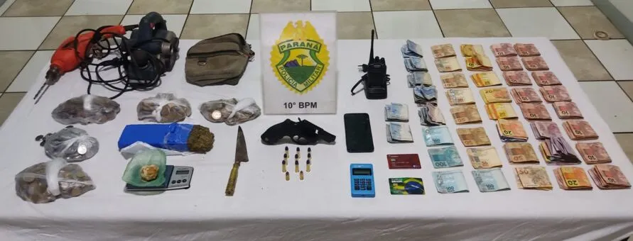 os objetos, a arma, drogas e dinheiro foram encaminhados para a Polícia Civilm juntamente com o traficante preso