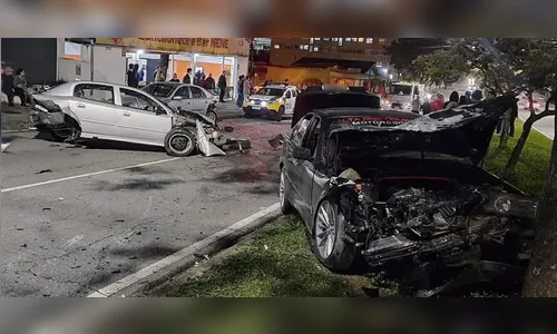 Acidente entre BMW, Astra, Laguna e C3 bloqueia rua em Curitiba