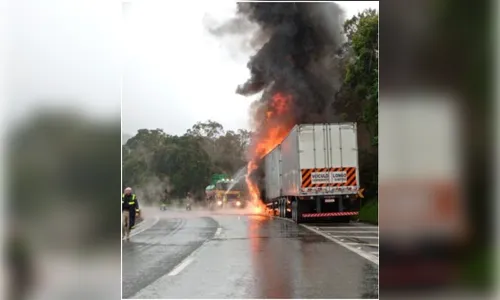 BR-376 é liberada após caminhão pegar fogo e interditar pista