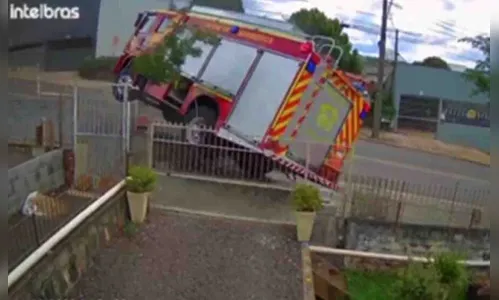 Veja acidente entre caminhonete e caminhão dos bombeiros no PR