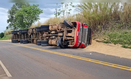 Carreta carregada com trigo tomba na PR-453; motorista fica ferido