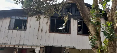 A casa onde o casal morou, no Marrecas, por 40 anos, atingida pela enchente e pelo fogo, na mesma semana