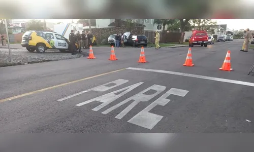 Batida entre carros mata casal em Curitiba; criança fica ferida