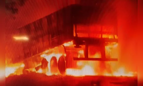 Quatro veículos pegam fogo e uma pessoa morre após acidente na BR-376