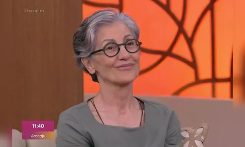 Após declaração polêmica, atriz posta foto beijando Cássia Kiss