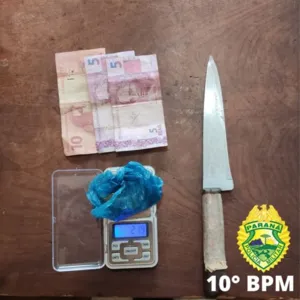 A droga, a faca e o dinheiro trocado foram apreendidos pela equipe policial