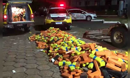 Camionete tomba e polícia encontra uma tonelada e meia de maconha