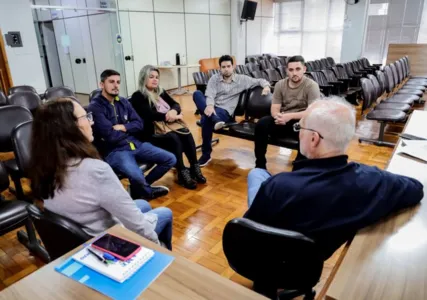 A reunião aconteceu no salão nobre da Prefeitura e foi coordenada pelo secretário municipal de Indústria, Comércio e Emprego, Edison Peres Estrope