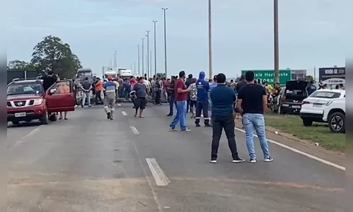 Equipes da PRF utilizam gás lacrimogênio para liberar rodovia