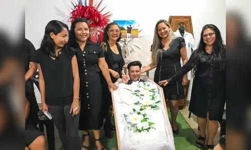 Simulação de funeral com direito a 
