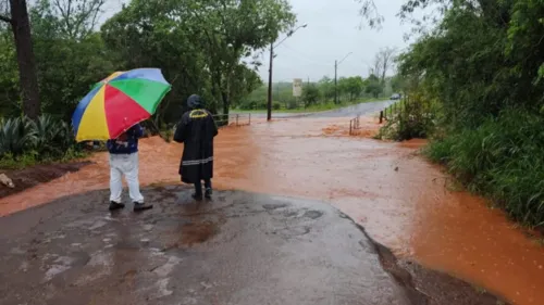 A situação é consequência das chuvas volumosas, acompanhadas por raios e ventos, que chegaram na região na última sexta-feira.