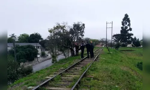 Estudante encontra homem morto com capacete na mão, no Paraná
