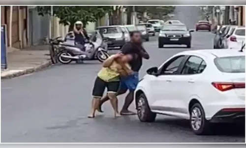 Mulher é hospitalizada após ser agredida no meio da rua; vídeo