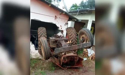 Agricultor fica ferido gravemente após trator cair em ribanceira