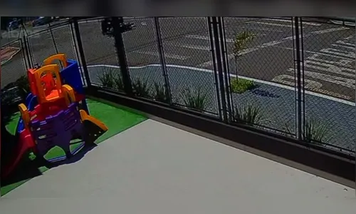 Câmera flagra acidente entre moto e furgão em Arapongas; assista