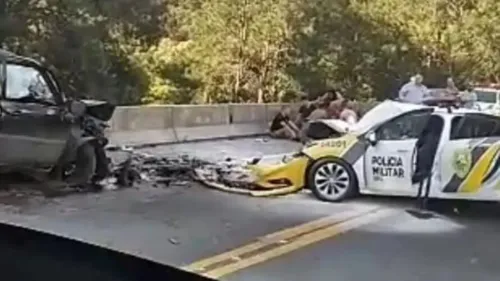 Ainda segundo a PRF, a colisão entre a viatura e o outro carro foi frontal