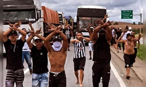 Torcida do Atlético-MG discute com bolsonaristas e rompe bloqueios