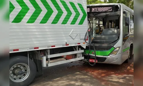Acidente entre ônibus e caminhão deixa feridos em Maringá