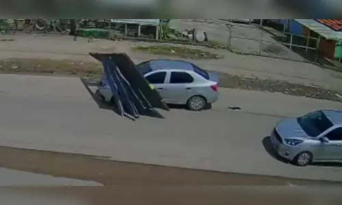 Homem foge para não pagar conta e arrasta portão de motel em PE