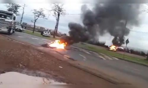Bolsonaristas bloqueiam BR-317 em protesto à vitória de Lula; assista