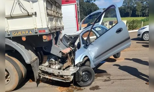 Acidente entre carro e caminhão deixa motorista ferido no Paraná