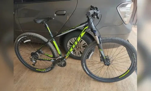 Câmera flagra ladrão furtando bicicleta de prédio em Apucarana; veja