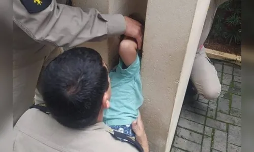 Bombeiros resgatam criança presa pela cabeça em vão de concreto