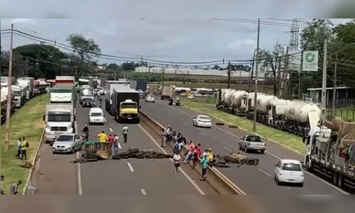 Caminhoneiros contrários à vitória de Lula bloqueiam PR-445 em Cambé
