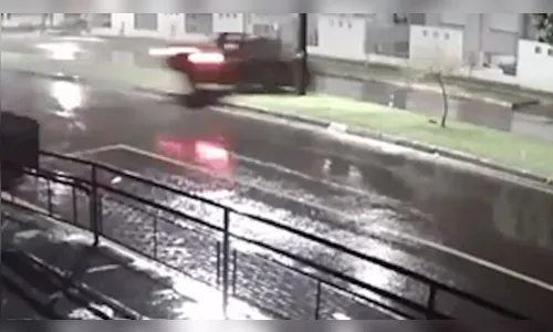 Caminhonete arranca três postes em acidente no PR; veja o flagrante