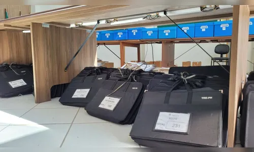 Urnas serão entregues nos locais de votação na manhã deste sábado (29)