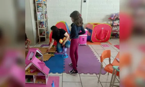 Sem ter com quem deixar, alunas estrangeiras levam filhos para curso