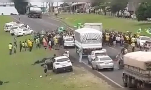 Motorista atropela manifestantes que bloqueavam rodovia em SP; veja