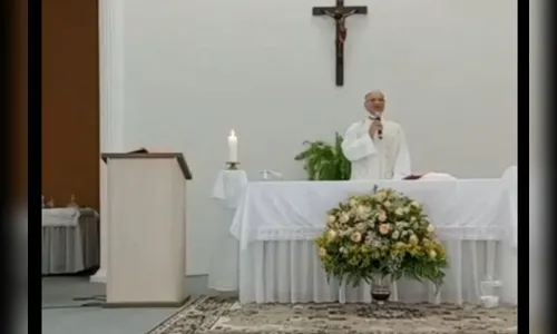 Com fala política, mulher interrompe missa no Paraná; veja vídeo