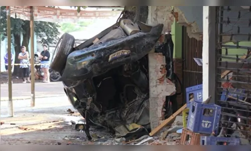 Duas jovens morrem e outra fica gravemente ferida após carro capotar