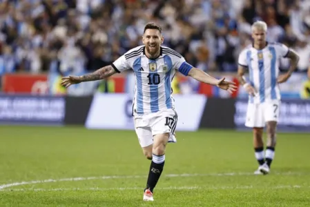 Em sua "eleição", o argentino Lionel Messi é o melhor de todos, seguido pelo compatriota Diego Maradona