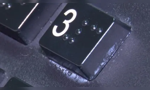 Eleitor cola tecla 3 de urna durante votação no Paraná