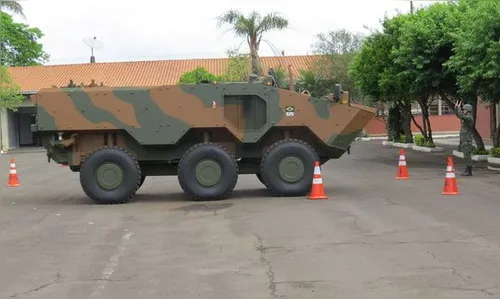 Constituição não prevê 'poder moderador' do Exército, explica advogado