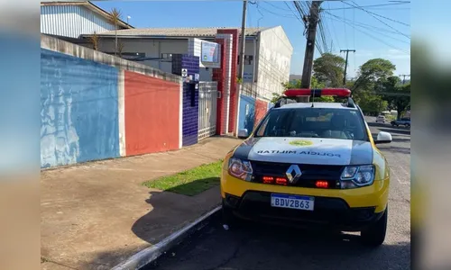 Câmera flagra suspeito que assaltou educadora em Apucarana; veja