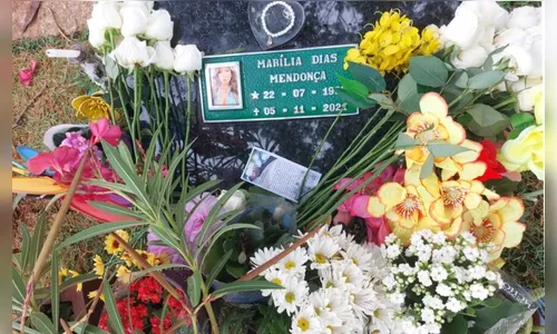 Fãs prestam homenagens em túmulo de Marília Mendonça