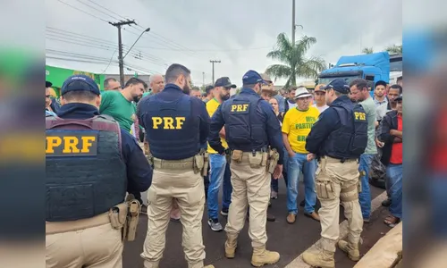 Caminhoneiros interditam rodovias no PR, apesar de decisão judicial