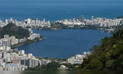 Helicóptero cai na Lagoa Rodrigo de Freitas, no Rio