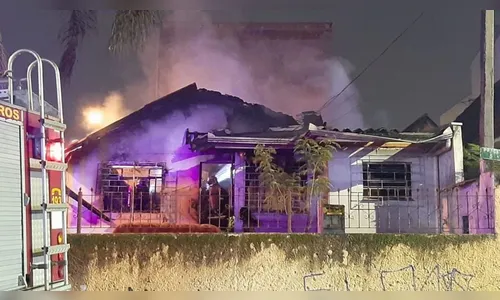 Homem morre e mulher fica ferida em incêndio que destruiu casa