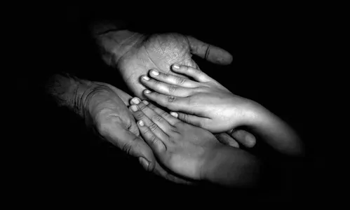 Criança de 7 anos pede ajuda na madrugada, depois de fugir de casa