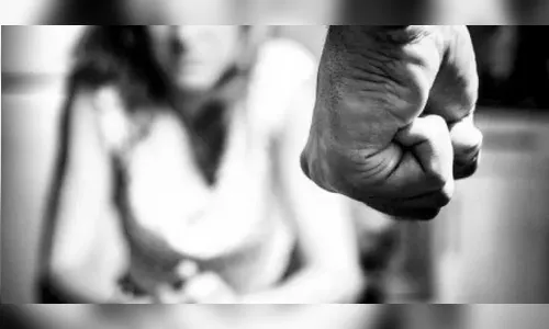 Casal briga, troca agressões, destrói carro e homem, bêbado, vai preso