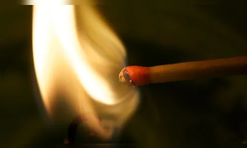 Dupla quebra porta de vidro de comércio, furta e tenta atear fogo