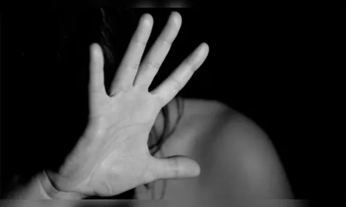 Mulher diz que foi abusada e teve celular furtado após desmaiar