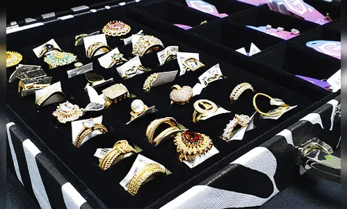 Mulher tem mostruário de semijoias furtado de dentro do carro