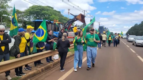 Milhares de manifestantes vão à frente do quartel de Apucarana