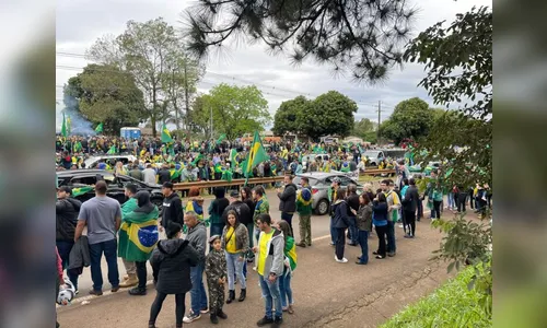 Milhares protestam em frente ao Exército de Apucarana; acompanhe